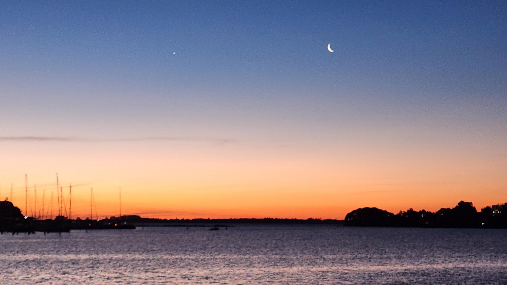 Pôr-do-sol e lua no Guaíba